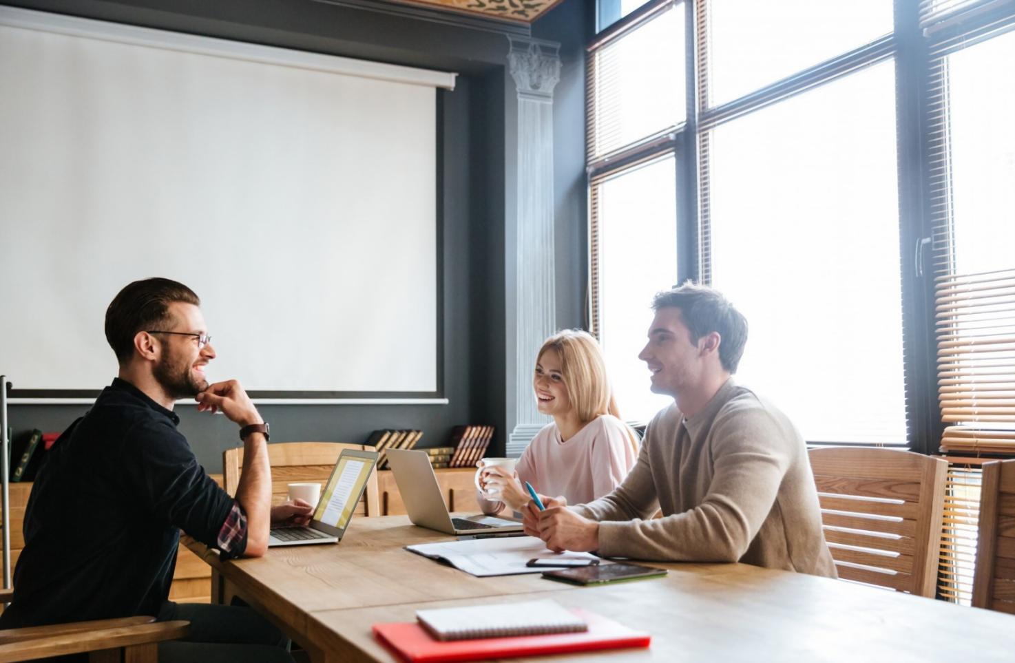 Moderne Arbeitsplätze in unserem Bielefelder Büro mit Analysemonitoren