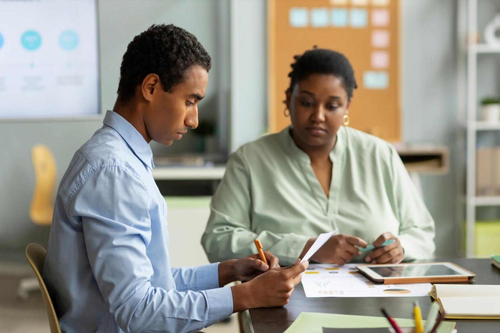 Moderne Konferenzräume für Kundenbesprechungen und Strategiesitzungen